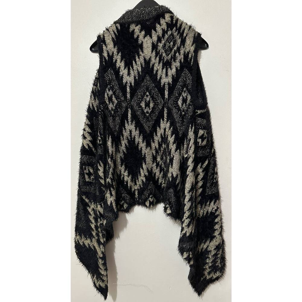 Saga Fuzzy Geometric Vest Size M/L - Picture 2 of 6